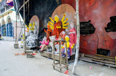 10 Ekim 2021 Batı Bengal Hindistan: Durga idolü hazır olduğunda, mandapa 'ya gitmeden önce son bir son dakika dokunuşu verilir.