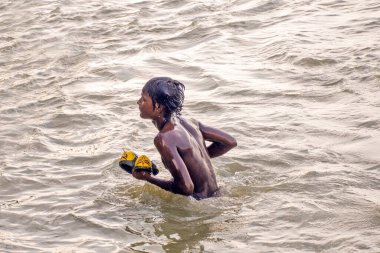15 Ekim 2021 Kolkata Batı Bengal Hindistan: Durga idolünün Kolkata Ganga Ghat 'ta terk edilmesi devam ediyor