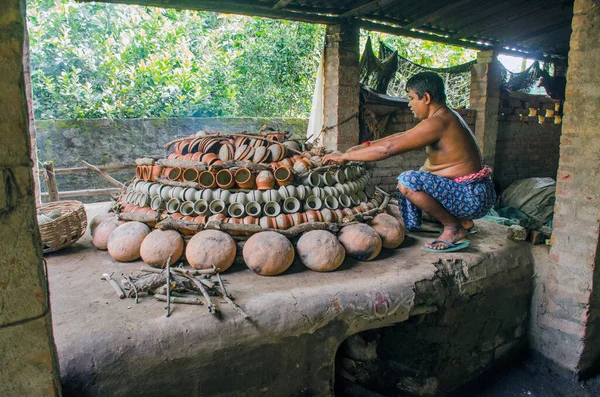 27 Ekim 2021 kırsal Batı Bengal Hindistan: Bengal çömlekçileri kendi evlerinde bir çeşit baca yaptılar. Baca yangınında çömlekçiler kendi elleriyle farklı çömlek türlerini yakmayı planladılar..