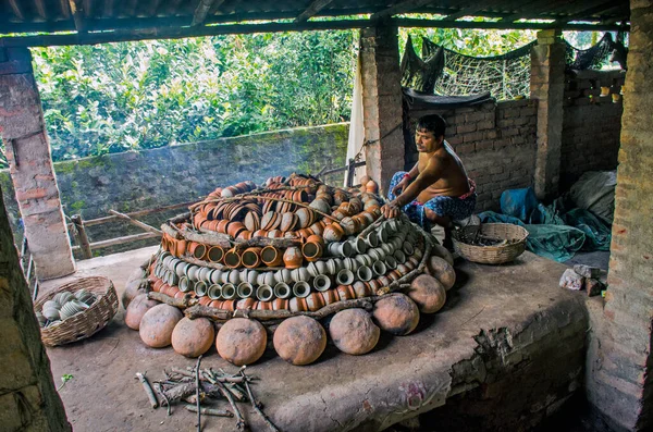 27 Ekim 2021 kırsal Batı Bengal Hindistan: Bengal çömlekçileri kendi evlerinde bir çeşit baca yaptılar. Baca yangınında çömlekçiler kendi elleriyle farklı çömlek türlerini yakmayı planladılar..