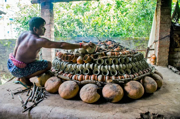 27 Ekim 2021 kırsal Batı Bengal Hindistan: Bengal çömlekçileri kendi evlerinde bir çeşit baca yaptılar. Baca yangınında çömlekçiler kendi elleriyle farklı çömlek türlerini yakmayı planladılar..