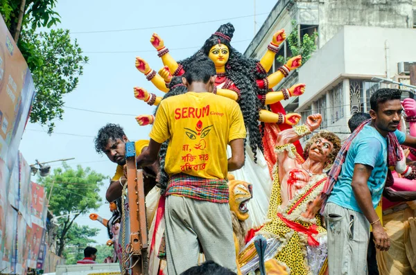 10 Ekim 2021 Kolkata Batı Bengal Hindistan: Durga Puja o mahalaya gününden itibaren başladı. Panchami gününde, Durga idolü Pandel 'e giden çömlekçi evinden ayrılmaya hazır..