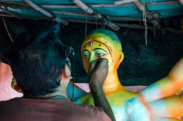 10 Ekim 2021 Batı Bengal Hindistan: Durga idolü hazır olduğunda, mandapa 'ya gitmeden önce son bir son dakika dokunuşu verilir.