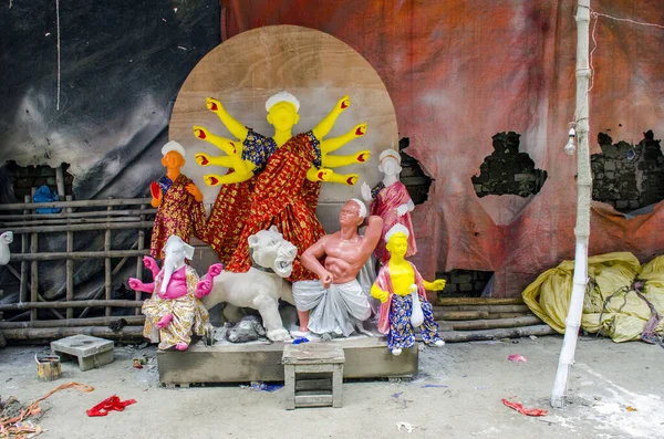 10 Ekim 2021 Batı Bengal Hindistan: Durga idolü hazır olduğunda, mandapa 'ya gitmeden önce son bir son dakika dokunuşu verilir.