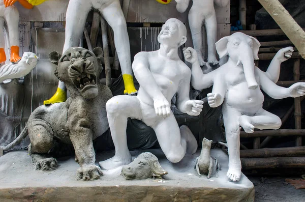 10 Ekim 2021 Batı Bengal Hindistan: Durga idolü hazır olduğunda, mandapa 'ya gitmeden önce son bir son dakika dokunuşu verilir.