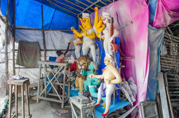 10 Ekim 2021 Batı Bengal Hindistan: Durga idolü hazır olduğunda, mandapa 'ya gitmeden önce son bir son dakika dokunuşu verilir.