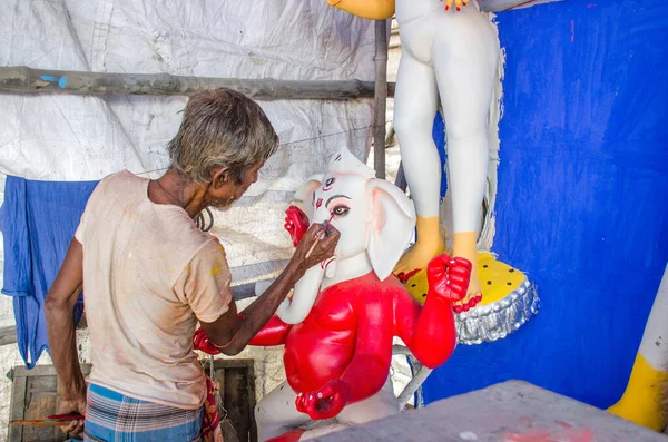 10 Ekim 2021 Batı Bengal Hindistan: Durga idolü hazır olduğunda, mandapa 'ya gitmeden önce son bir son dakika dokunuşu verilir.