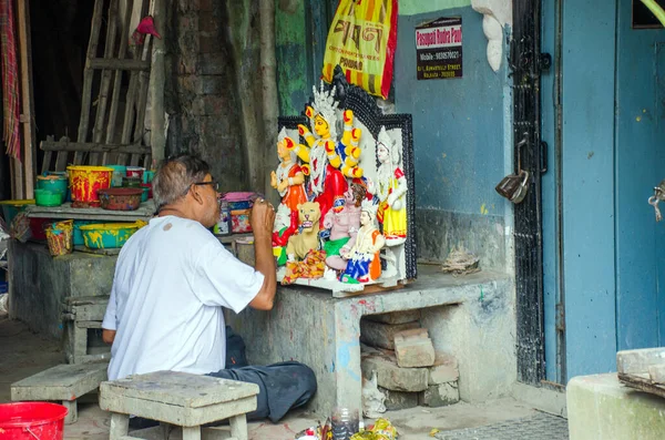 10 Ekim 2021 Batı Bengal Hindistan: Durga idolü hazır olduğunda, mandapa 'ya gitmeden önce son bir son dakika dokunuşu verilir.