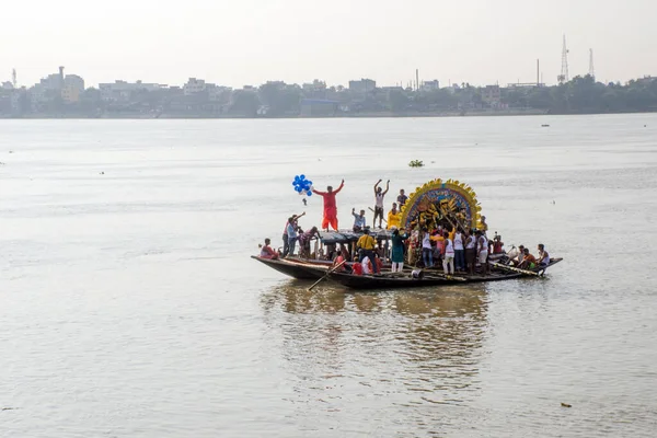 15 Ekim 2021 Kolkata Batı Bengal Hindistan: Durga idolünün Kolkata Ganga Ghat 'ta terk edilmesi devam ediyor