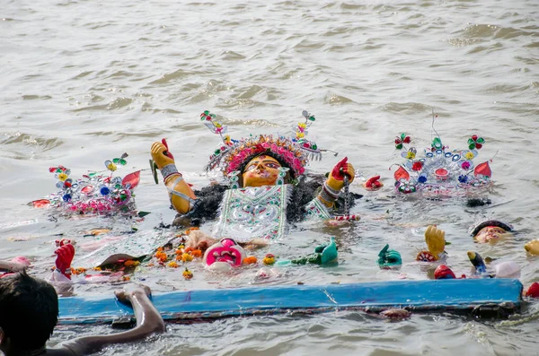 15 Ekim 2021 Kolkata Batı Bengal Hindistan: Durga idolünün Kolkata Ganga Ghat 'ta terk edilmesi devam ediyor