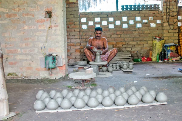 27 Ekim 2021 kırsal Batı Bengal Hindistan: Diwali ışıklar festivali. Deepavali insan zihnindeki pisliği temizlemeye geliyor. Lambalar bu Diwali festivalinin ve çeşitli toprak parçalarının ana parçası olarak kullanılıyor. 