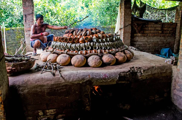 27 Ekim 2021 kırsal Batı Bengal Hindistan: Bengal çömlekçileri kendi evlerinde bir çeşit baca yaptılar. Baca yangınında çömlekçiler kendi elleriyle farklı çömlek türlerini yakmayı planladılar..