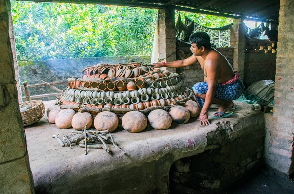 27 Ekim 2021 kırsal Batı Bengal Hindistan: Bengal çömlekçileri kendi evlerinde bir çeşit baca yaptılar. Baca yangınında çömlekçiler kendi elleriyle farklı çömlek türlerini yakmayı planladılar..