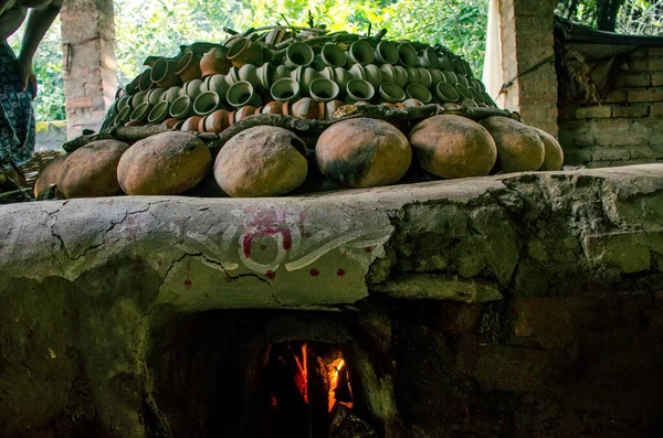 27 Ekim 2021 kırsal Batı Bengal Hindistan: Bengal çömlekçileri kendi evlerinde bir çeşit baca yaptılar. Baca yangınında çömlekçiler kendi elleriyle farklı çömlek türlerini yakmayı planladılar..