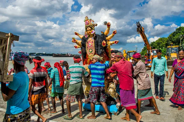 Kolkata batı bengal Hindistan 7 Ekim 2022: Ganga ghat kolkata batı bengal Hindistan 'da durga idol dalış görüntüleri.