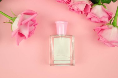 Pembe arka planda çiçekli gül parfümü 