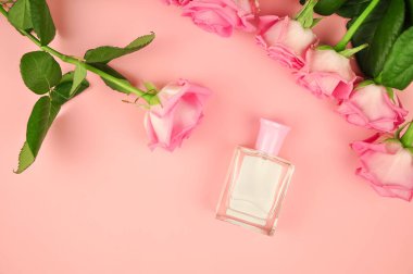 Pembe arka planda çiçekli gül parfümü 