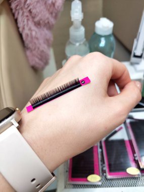 Kirpik eklentileri için takma kirpikli pembe çizgili. 