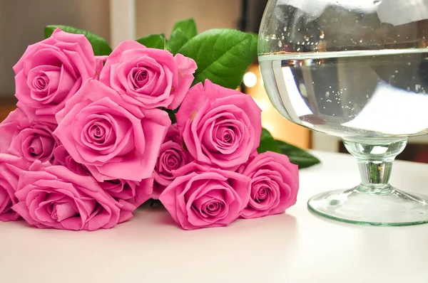 Bukiet róż na różowym tle przestrzeń kopia — Zdjęcie stockowe