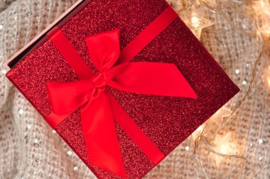 Bayram konsepti için hediye veren kırmızı bir kutu. Yüksek kalite fotoğraf