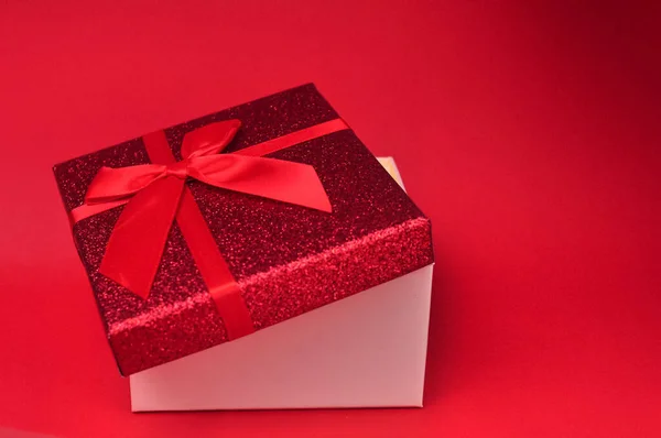Παρουσιάστε Κόκκινο Κουτί Τόξο Δίνοντας Δώρα Για Τις Διακοπές Έννοια — Φωτογραφία Αρχείου