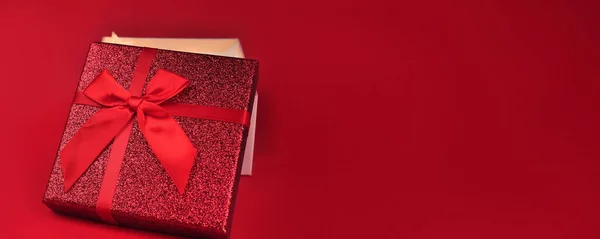 Şirin Kırmızı Hediye Kutusu Fiyonklu Noel Hediyesi Olarak Yüksek Kalite — Stok fotoğraf