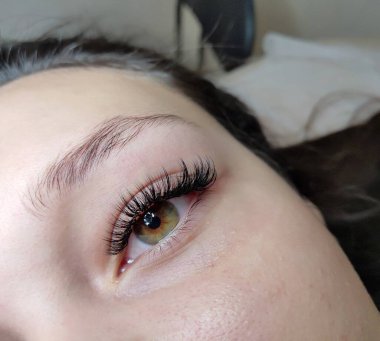 Güzellik salonu makro gözünde kırbaç uzantıları. Yüksek kalite fotoğraf
