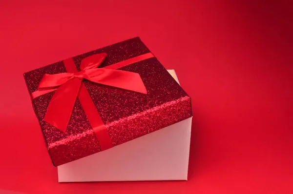 Fiyonklu kırmızı hediye kutusu. Noel hediyesi. — Stok fotoğraf