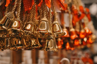 Vitrindeki altın ve kırmızı ziller Kopya alanı