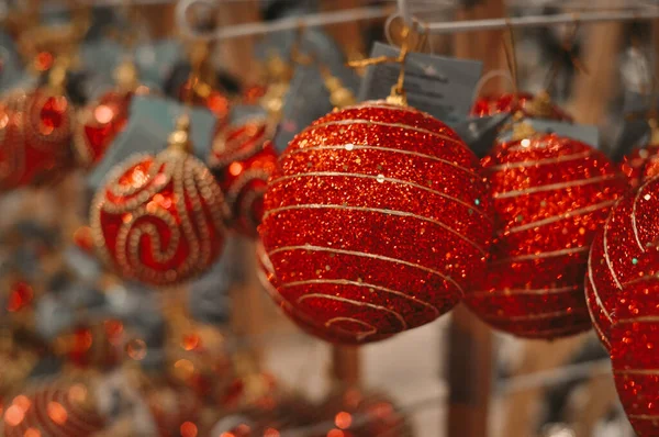 Червоні кульки Різдвяні прикраси на вітрині — стокове фото