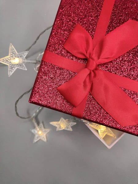 Carino Scatola Regalo Rosso Con Fiocco Sfondo Grigio Regalo Natale — Foto Stock