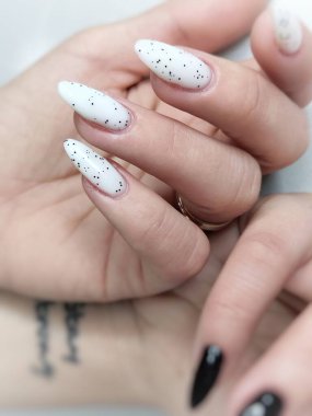 Nails 'in uzantısı siyah beyaz iki el. Yüksek kalite fotoğraf