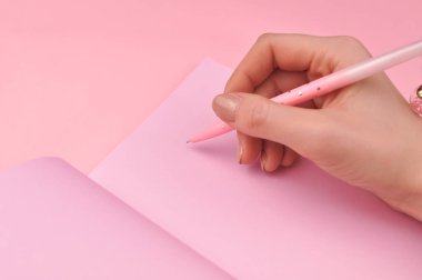 Pembe defter fotokopi alanına not alıyorum. Yüksek kalite fotoğraf