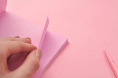 Pembe defter fotokopi alanına not alıyorum. Yüksek kalite fotoğraf