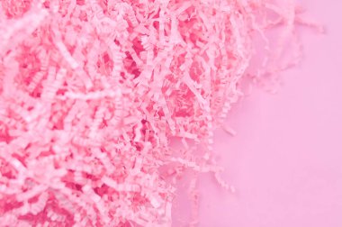 Şimdiki kutuda kağıt mendille birlikte sakin pembe arka plan. Yüksek kalite fotoğraf