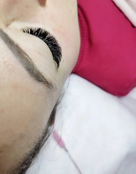 Wimpernverlängerungen im Schönheitssalon Makroauge — Stockfoto