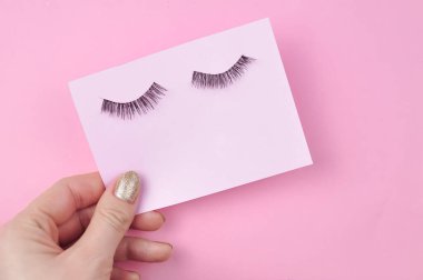 Pembe arka plandaki yazılar için sayfa. Yüksek kalite fotoğraf