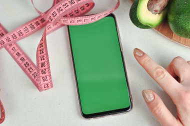 Yeşil ekran ve taze sebzeli akıllı telefon kopyalama alanı. Yüksek kalite fotoğraf