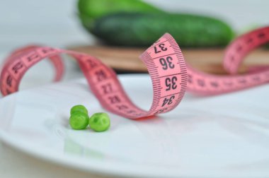 Pembe mezura ve yeşil sebze diyeti konsepti. Yüksek kalite fotoğraf