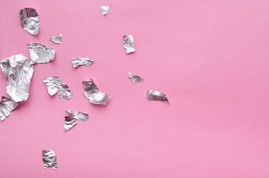 Pembe arka plan fotokopi alanındaki çelik folyolar. Yüksek kalite fotoğraf