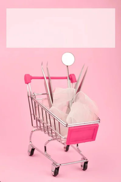 Warenkorb Mit Pinzette Auf Rosa Hintergrund Kopierraum Hochwertiges Foto — Stockfoto