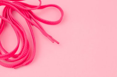 Arka plandaki fotokopi alanında pembe çizmeler. Yüksek kalite fotoğraf