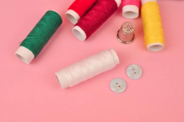 Pembe arka plan fotokopi alanını dikmek için ekipman. Yüksek kalite fotoğraf