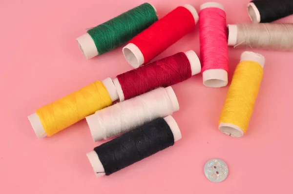 Multicolored Threads Sewing Pink Background High Quality Photo — Stock Photo, Image