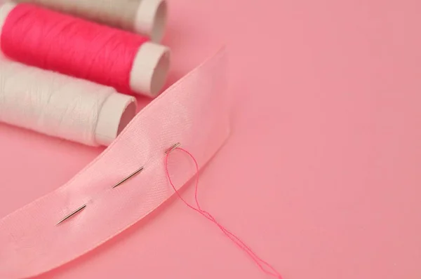 Equipment Sewing Pink Background Copy Space High Quality Photo — Stock Photo, Image