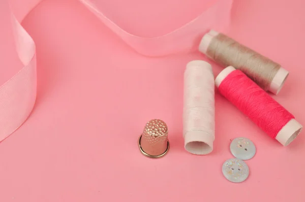 Equipment Sewing Pink Background Copy Space High Quality Photo — Stock Photo, Image