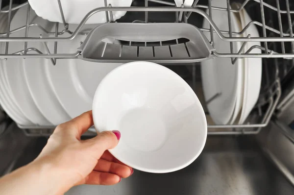 Máquina Lavar Louça Com Pratos Brancos Copos Cozinha Foto Alta — Fotografia de Stock
