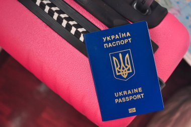 Ukrayna uluslararası pasaportu ve dünya haritası mülteci konsepti. Yüksek kalite fotoğraf