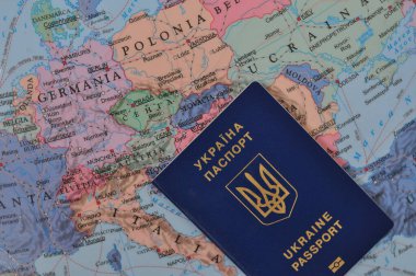 Ukrayna uluslararası pasaportu ve dünya haritası mülteci konsepti. Yüksek kalite fotoğraf