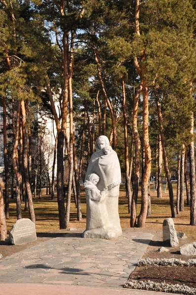 Киев, Украина, -23 февраля 2022 года, Каменная скульптура матери с двумя детьми, военная концепция — стоковое фото